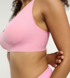 Model trägt pinked Bralette mit breiten Trägern und sehr gutem Halt  dank 3D-Stabilisatoren 